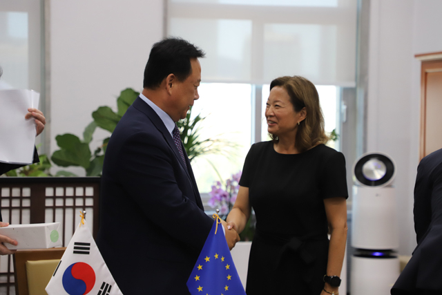 [사진2]_어기구_위원장__예시카_폴피예드_EU의원과_면담.JPG