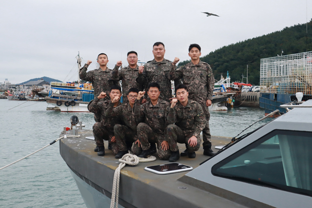 8해안감시기동대대 경비정운용반 장병들이 화이팅을 하고있다..JPG
