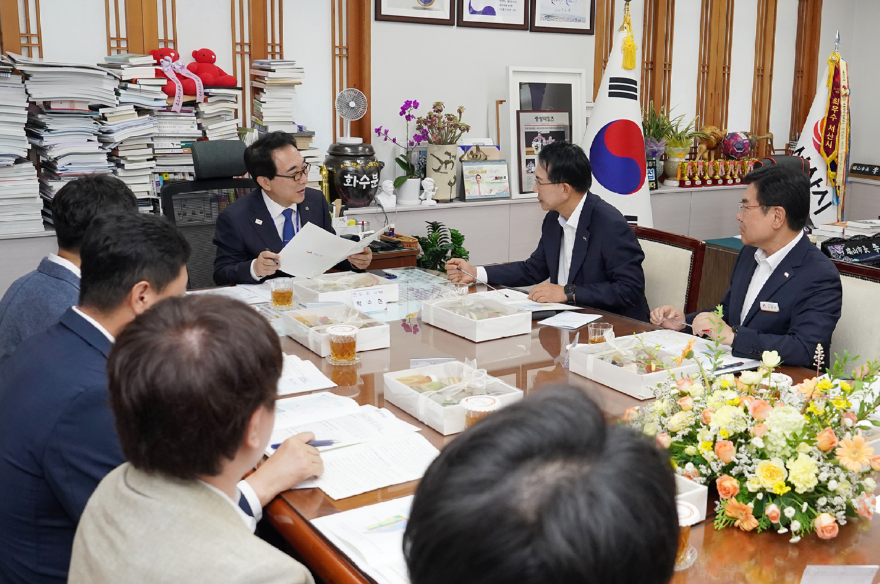 1. 이완섭 서산시장이 14일 시청 시장실에서 박수현 충남도지사에게 미래 핵심사업에 대한 충남도의 지원을 요청했다.3.JPG