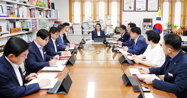 1. 지난 2일 시장실에서 열린 간부회의.jpg