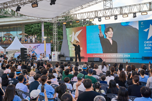 '2026 천안 K-컬처 박람회' 미니콘서트 가수 DK (1).jpg