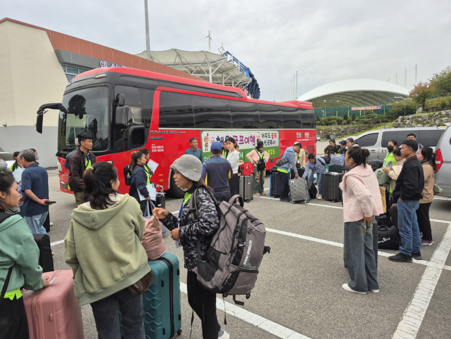 5.계절근로자 입국 모습.jpg