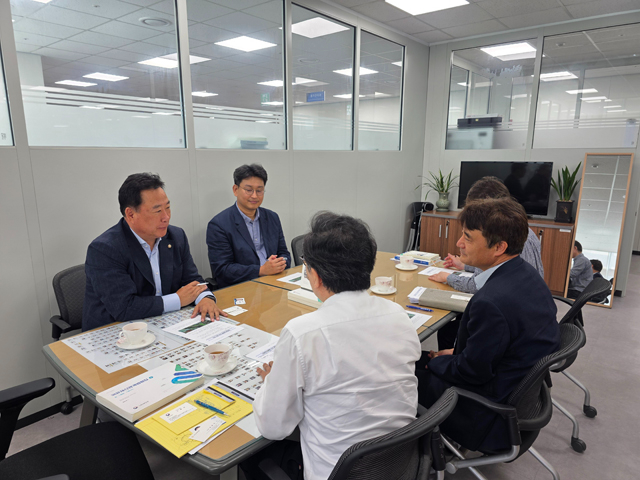 [사진2]_어기구_의원__정부세종청사_찾아_당진_현안_해결_나서.jpg