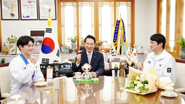 2. 이완섭 서산시장이 지난 28일 시청 시장실에서 소승섭·권협준 선수 등을 격려했다.(왼쪽부터 권협준 선수, 이완섭 서산시장, 소승섭 선수).JPG