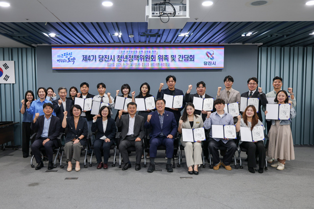 (사진3)제4기 청년정책위원회 위촉 및 간담회(1).JPG