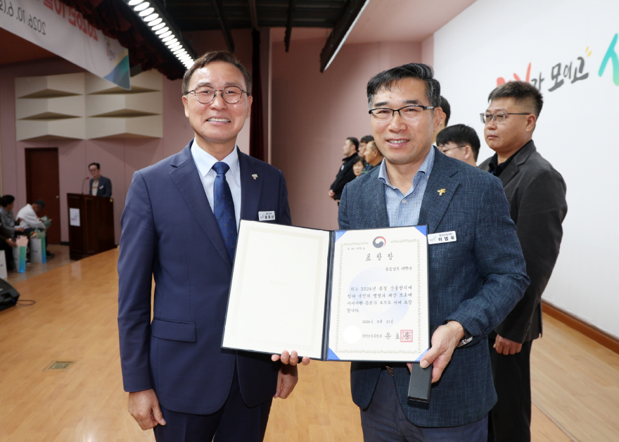 1. 10월 직원 월례조회에서 봄철 산불방지 유공 행정안전부장관 기관 표창을 전수받은 이범욱 환경산림과장.JPG