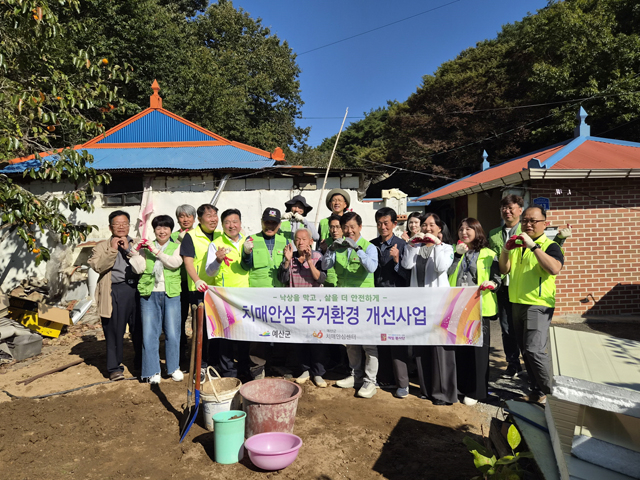 2.최재구_군수_치매환자_주거환경개선사업_현장_봉사활동_참여_모습_(2).JPG