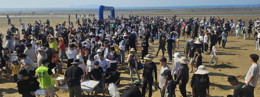 2. 제22회 태안 해변 힐링페스티벌 진행 모습(해변 맨발걷기).jpg