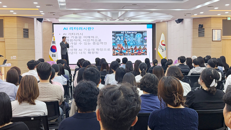 5. 서산시가 직원들을 대상으로 인공지능 활용 교육을 진행하는 모습.jpg