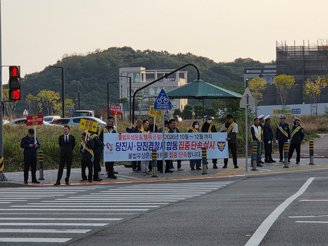 (사진3)불법유상운송 근절 캠페인 사진(하늘색 현수막).jpg