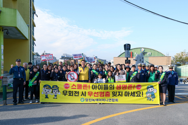(사진4)민관합동 등굣길 교통안전 캠페인(1).JPG