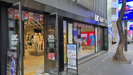 폭염 속 '문 열고 냉방'…주요 상권 10곳 중 6곳 문 열어놔