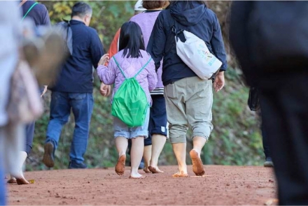 아산시, “맨발로 걷고 황토로 체험하고”…궁평저수지 황톳길 개선