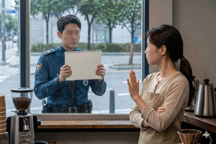 경찰이 민원인에 취소 강요, 카페 사장에겐 ‘스케치북 고백’…대법 “강등 적법”