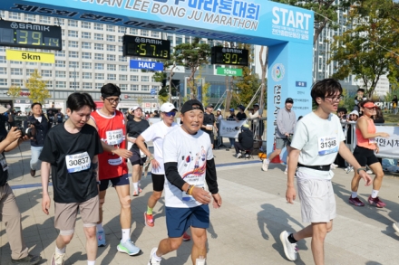 ‘6500여 명의 마라토너 도심속 레이스’…제5회 천안 이봉주마라톤 성료