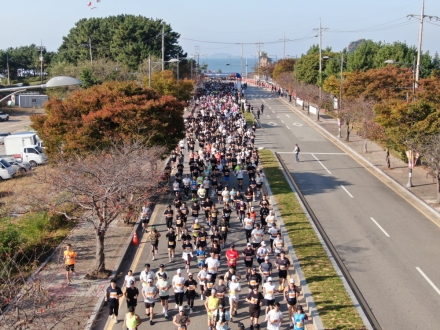 태안군, ‘속도는 달라도 방향은 하나’ 태안 꽃지해변 물들인 4,400인의 아름다운 동행