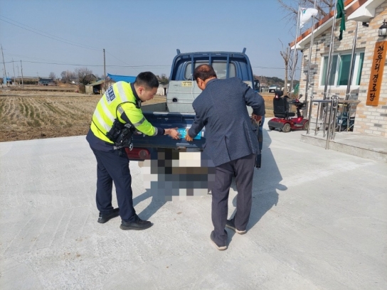 충남경찰청, 차량용 ‘어르신 운전중‘ 표지 스티커 집중 부착 추진