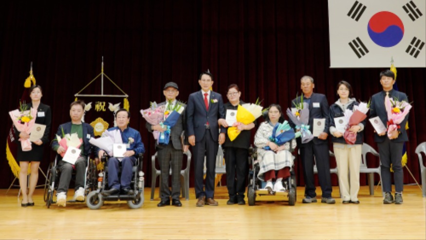 1. 25일 서산시민체육관에서 열린 제44회 장애인의 날 기념식1.JPG