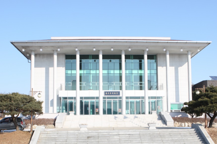 2일 (홍성군, 4개 우수공연 유치…지역민 문화향유 기회 넓힌다!)_홍주문화회관 전경.JPG