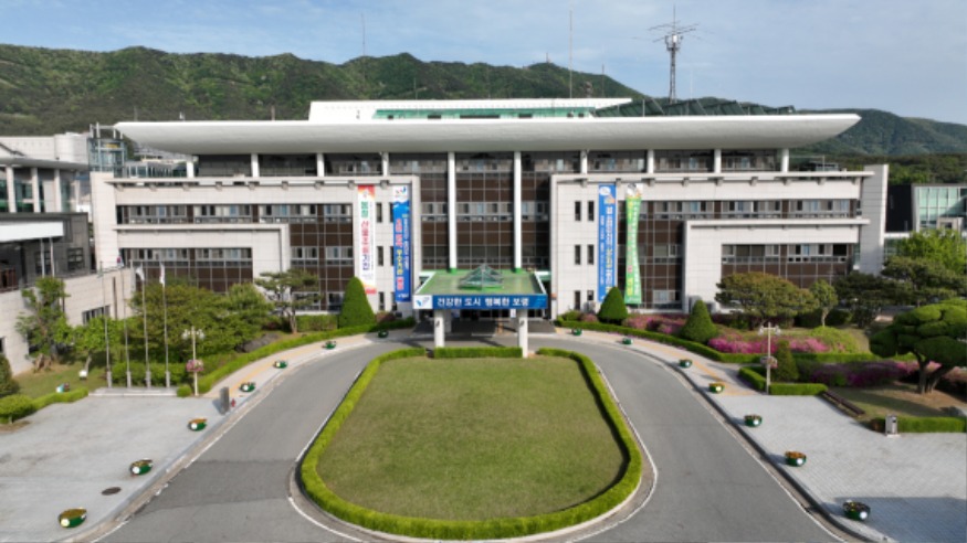 보령시는 지난 2일 시청 상황실에서 만세보령장학회 이사회를 개최하여 256명에게 장학금 3억 1123만 원을 지급하기로 확정했다.     올해 만세보령장학금은 일반 장학금의 경우 고등학생 50명에게 각 50만 원씩 2500만 원, 대학생 129명에게 등록금 범위내 최대 150만 원씩 원을 지급한다.     또한 대학신입생 입학지원금으로 40명의 학생에게 각 100만원 씩 4000만 원, 지역 고교출신자중 아주자동차대학생 반값등록금으로 21명에게 2703만 원을 지원한다.     아울러 인재육성장학금으로 고등학생 15명에게 각 300만 원씩 4500만 원을, 대학생 1명에게 500만 원을 지급한다.     시는 이사회 의결을 토대로 대상자에게 통보하고 장학금을 개별 지급할 계획이다.3.jpg