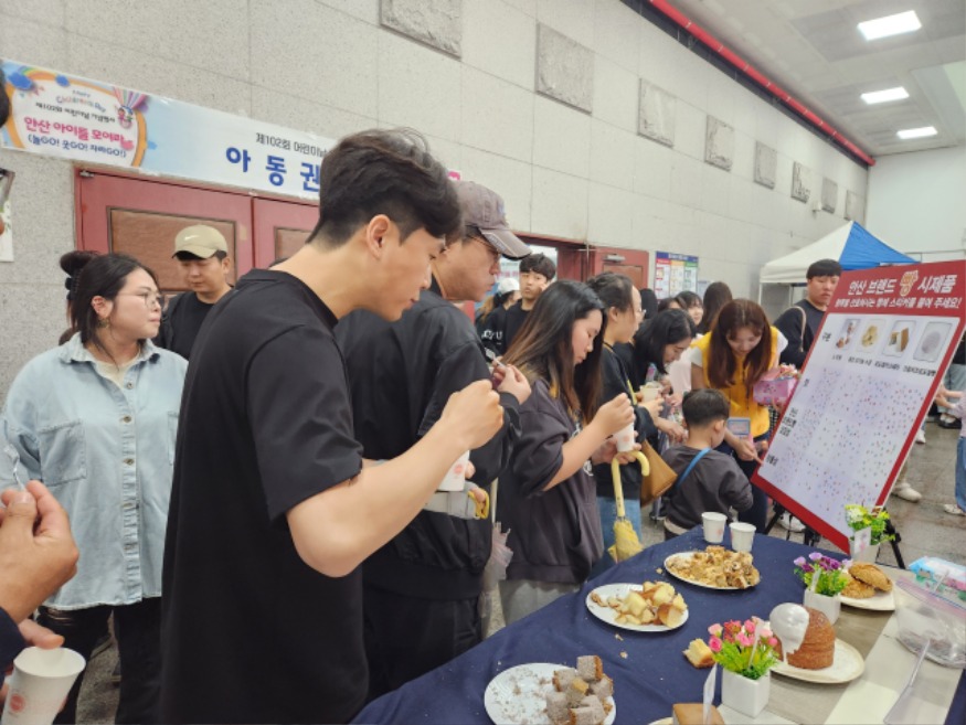 3.안산시, 어린이날 맞이 안산 브랜드빵 시제품 시식 홍보관 운영(3)(안산시는 지난 5일 안산올림픽체육관에서 개최된 제102회 어린이날 기념행사에서 안산 브랜드 빵 시제품 시식 및 음식문화 개선을 위한 홍보관을 운영했다).jpg