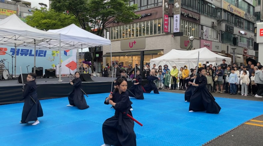 3.日 가와사키시 청소년 문화사절단 안산시 공식 방문… 거리극서 공연도(2)(日 가와사키 청소년 문화사절단은 제20회 안산국제거리극축제에서 일본 전통 검무를 선보였다).jpg