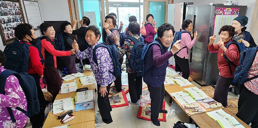 성인 문해교실 가방 지원 1.jpg