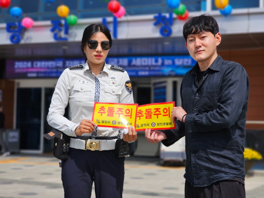 (사진3) 반사지 전달(1).jpg