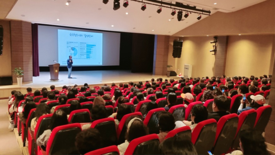 13일 (홍성군, ‘행복한 자녀를 기를 수 있는 창의·인성의 비밀’ 특강 개최).jpg