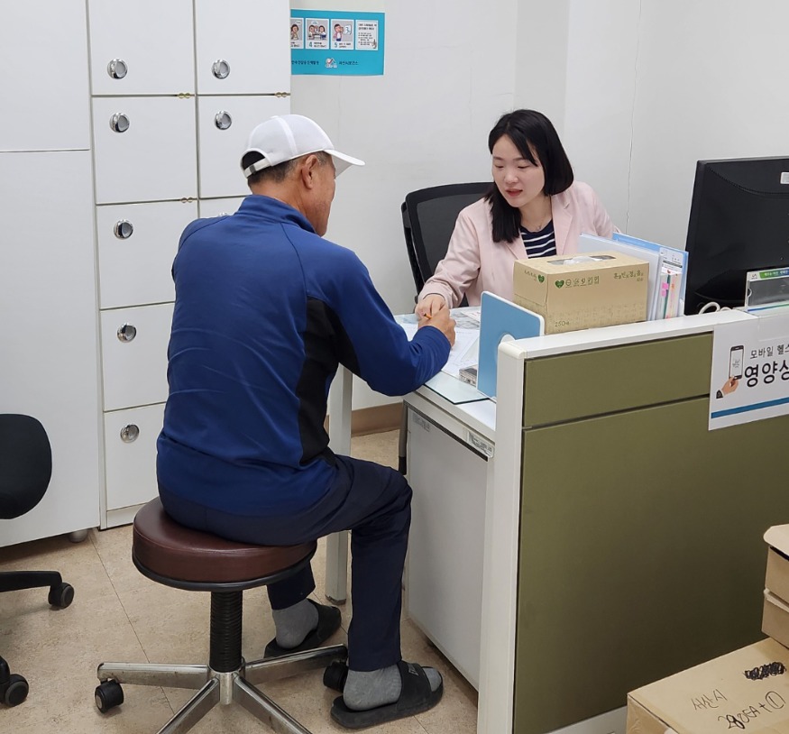 2. 7일 서산시보건소 2층 통합건강상담실에서 모바일헬스케어 2기 서비스 시작을 위해 건강검진이 진행되고 있다..jpg