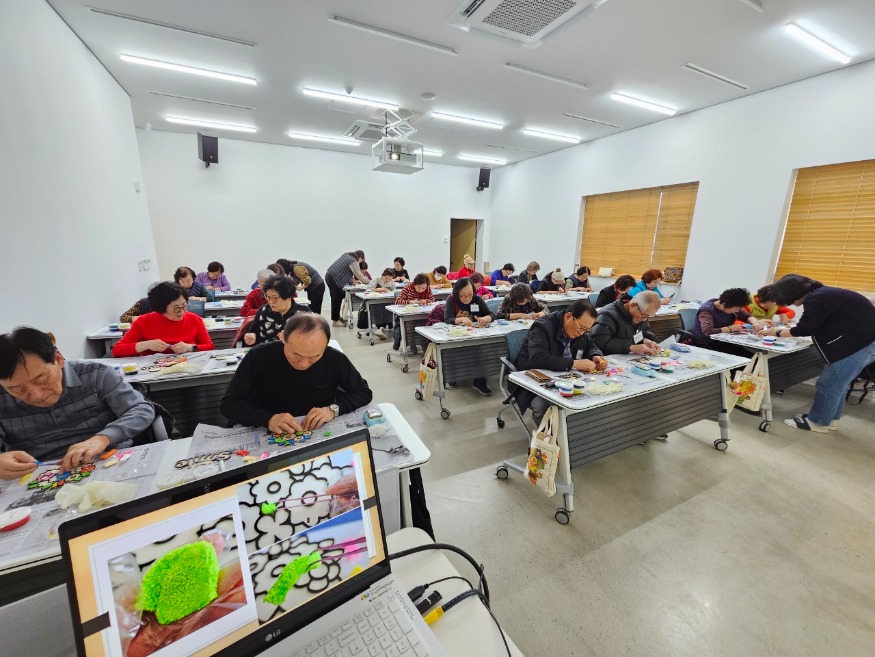 (사진5) 치매 예방 교실(공예).jpg
