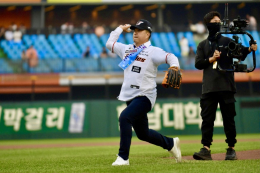 2.예가정성의 날 홍보 행사 및 시구 모습 (1).jpeg