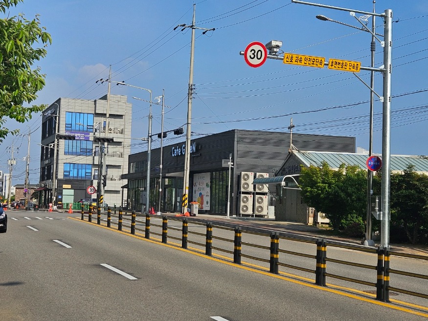3. 후면 무인교통장비가 운영될 예천동 이편한세상-효성해링턴플레이스 아파트 사이 삼거리.JPG