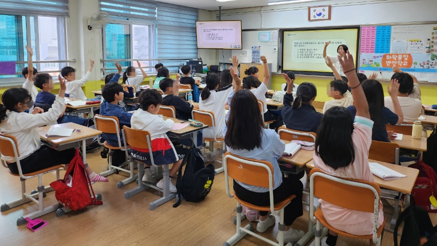 1. 부춘초등학교에서 24일 진행된 ‘찾아가는 화학물질 안전학교’2.jpg