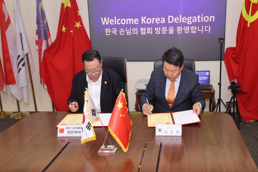 (사진1) 선전 드론산업협회 협약(왼쪽 양진차이).jpg