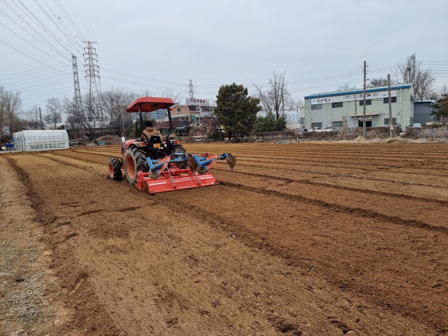 5.안산시, 농번기 청년 영농대행 작업단 떴다… 무료 서비스 제공(영농작업 대행 사진).jpeg