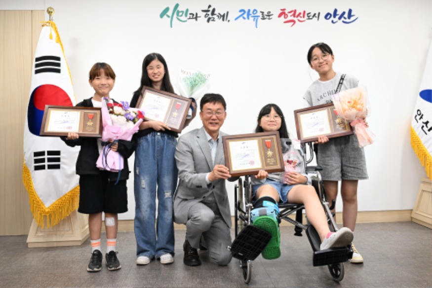 1.넘어진 수레 힘 나눈 초교생… 잔잔한 감동에 모범 시민 표창.jpg