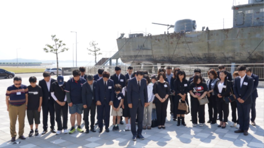 1. ①이완섭 서산시장이 시민과 함께 6일 서해수호관을 찾아 순국선열의 희생과 헌신을 되새겼다.2.jpg
