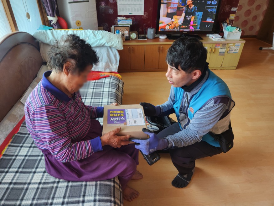 11일 (홍성군, 충남 최초 ‘안부살핌 복지소포 서비스’ 시행).jpg