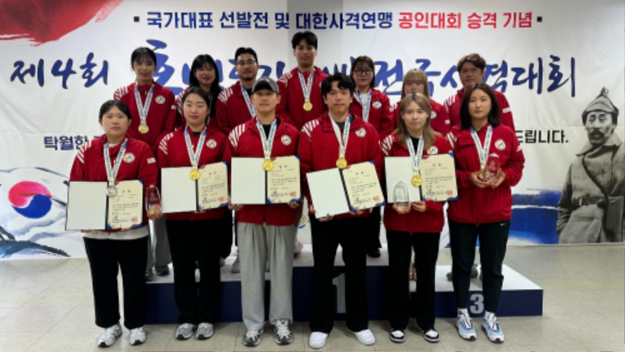 1. 11일 서산시청 사격팀이 전라남도국제사격장에서 메달 획득을 기념했다..jpg