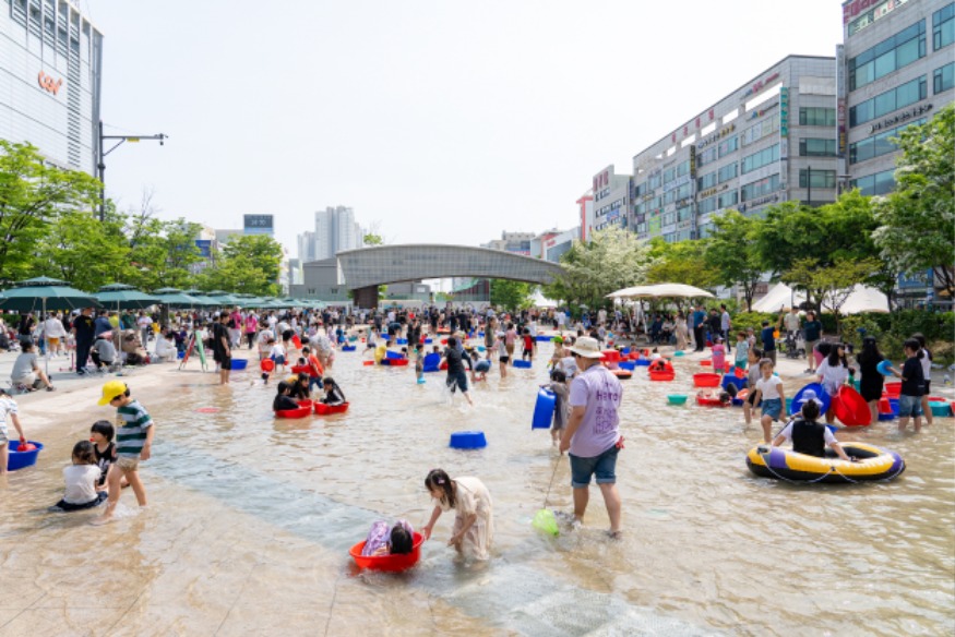 1.주말엔 안산문화광장에서 즐기자‘첨벙! 첨벙! 물놀이터’운영(2024 안산국제거리극축제 당시 운영 사진).jpg