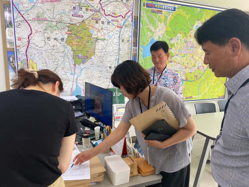 2. 서산시 토지관리과 관계자가 25일부터 27일 진행된 중개업소 점검 현장에서 중개보조원 고용 및 관리 유의 사항을 설명하고 있다.1.jpg