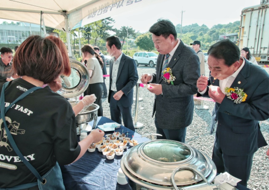 (사진2) 연어 시식(2).jpg
