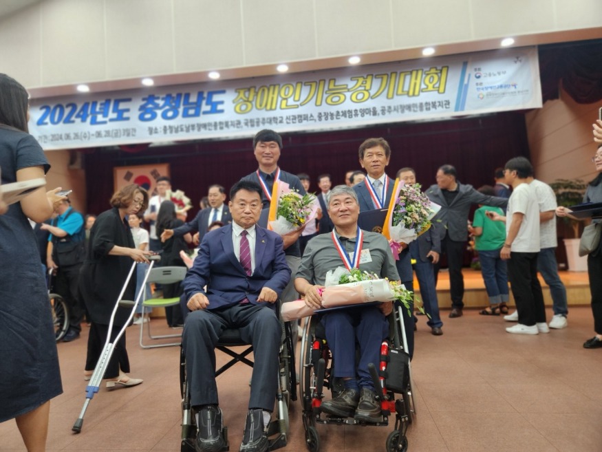 4.장애인기능경기대회 수상 기념촬영.jpg