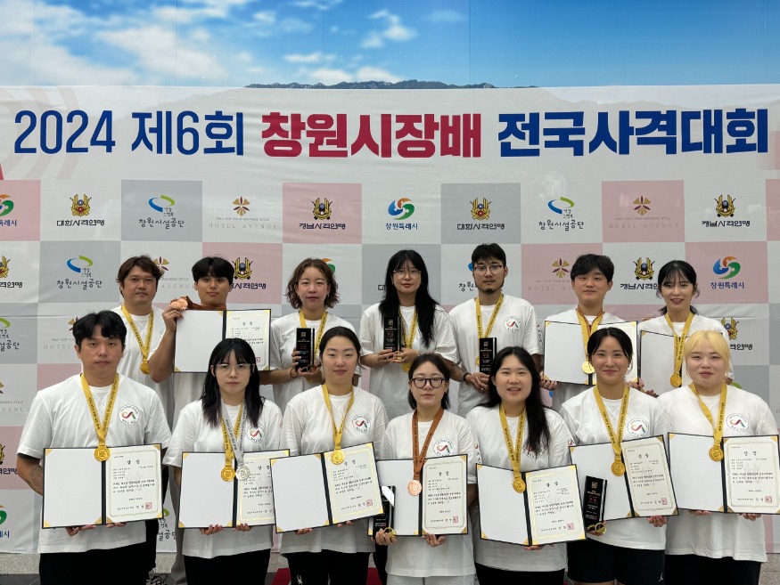 2. 서산시청 사격팀이 6월 30일 창원국제사격장에서 메달 획득을 기념했다..jpg