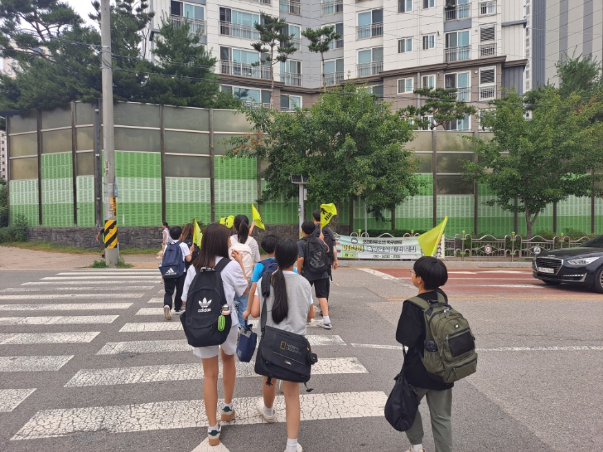 (사진4) 서정초등학교 후문 횡단보도(2).jpg
