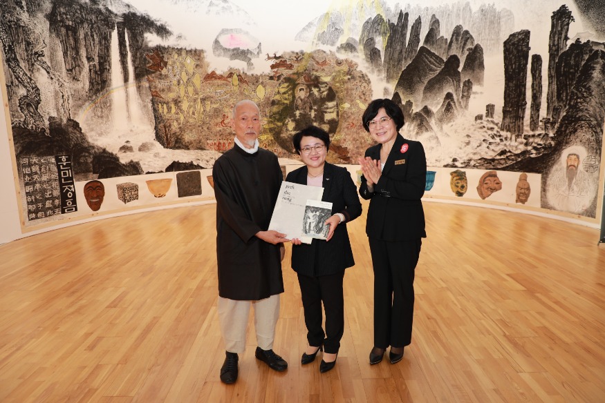 4일 (이응노의 집-경주솔거미술관 공동교류전 2부 ‘현지우현(玄之又玄)’展 개최) 3_좌 박대성화백.JPG