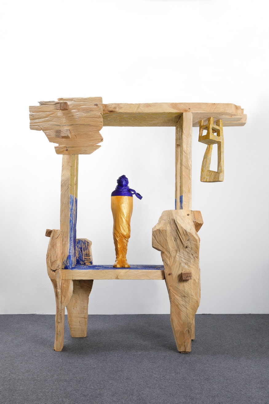 2. 작품사진(메인)  몽상가의 불확실한 내면 풍경 Ⅲ 190×67×204cm 은행나무에 아크릴 채색 2024_정면.JPG