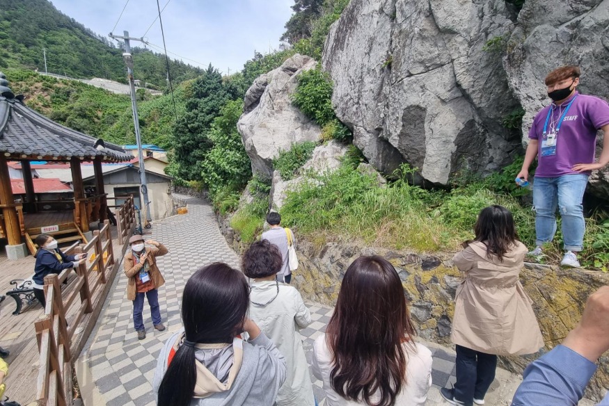 사진자료2_독도답사 현장(울릉도 학포항 임오명각석문).jpg