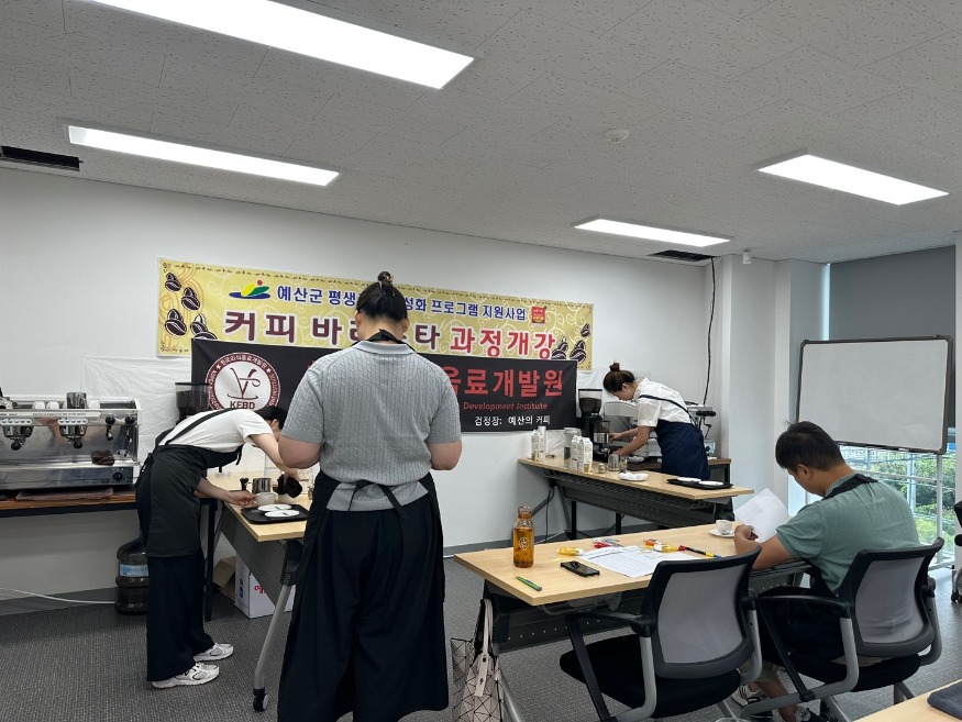 7.커피 바리스타 자격과정 교육 장면.jpg